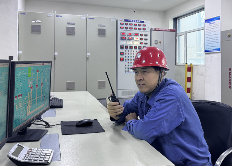 第三届“尊龙凯时标兵”  王霞明